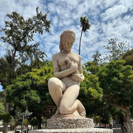 Estatua de la mujer de la plaza